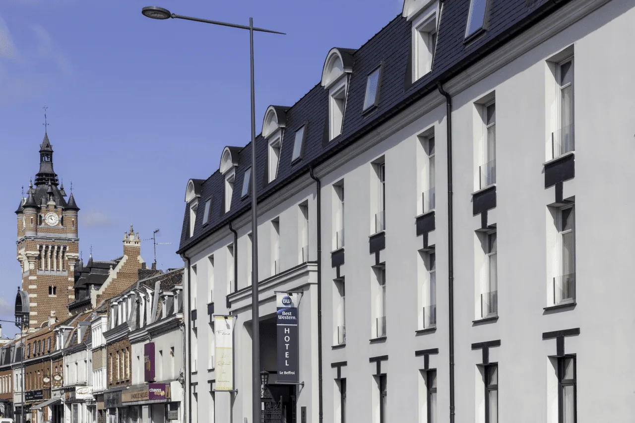 Façade extérieure de l'Hôtel Le Beffroi à Loos