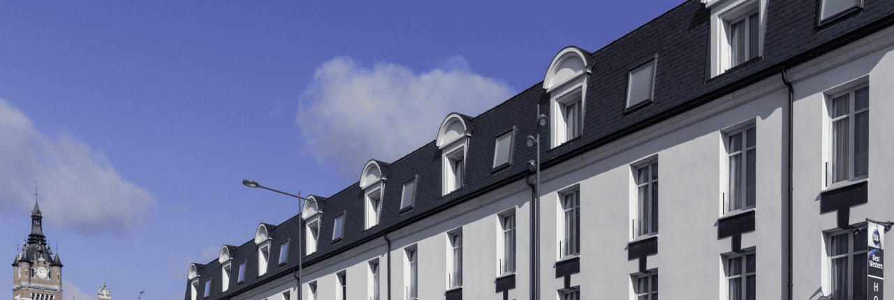 Façade extérieure de l'Hôtel Le Beffroi à Loos